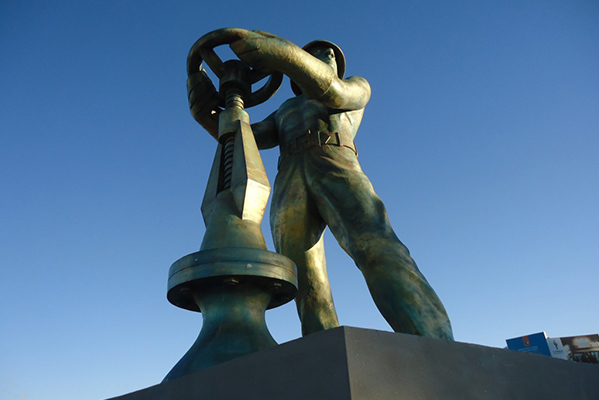 Vista en perspectiva del monumento al obrero petrolero